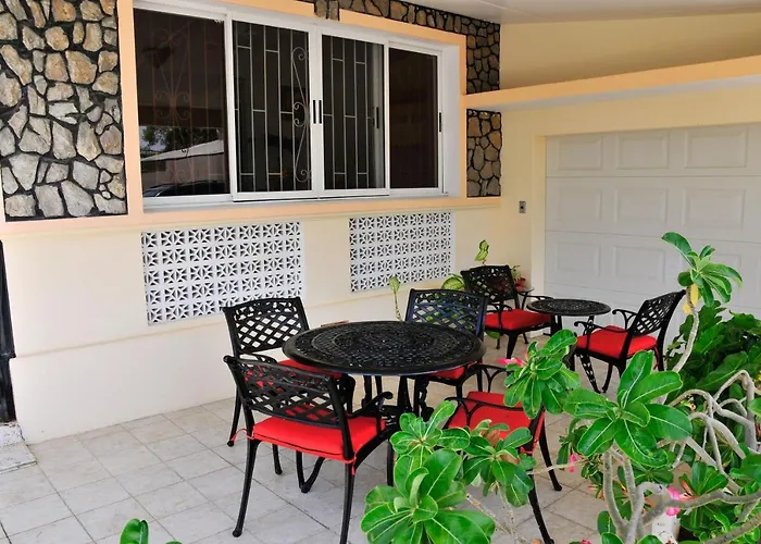 Graceville Beach House - By Zenbreak