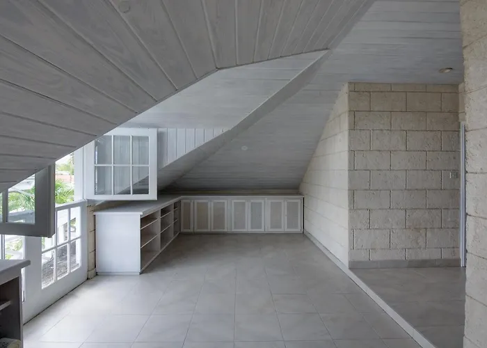 Tantalus Villa